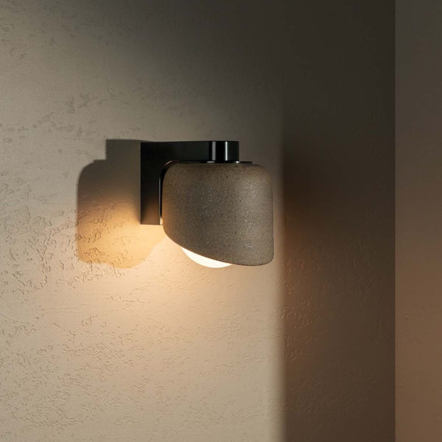 Terra 0.5 Wall Light Clay, Brushed Black